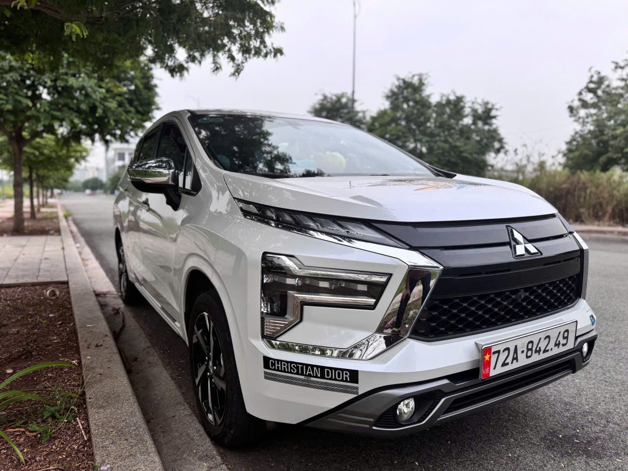 Xe 7 chỗ màu trắng đời mới của dịch vụ xe dịch vụ Vũng Tàu Sài Gòn