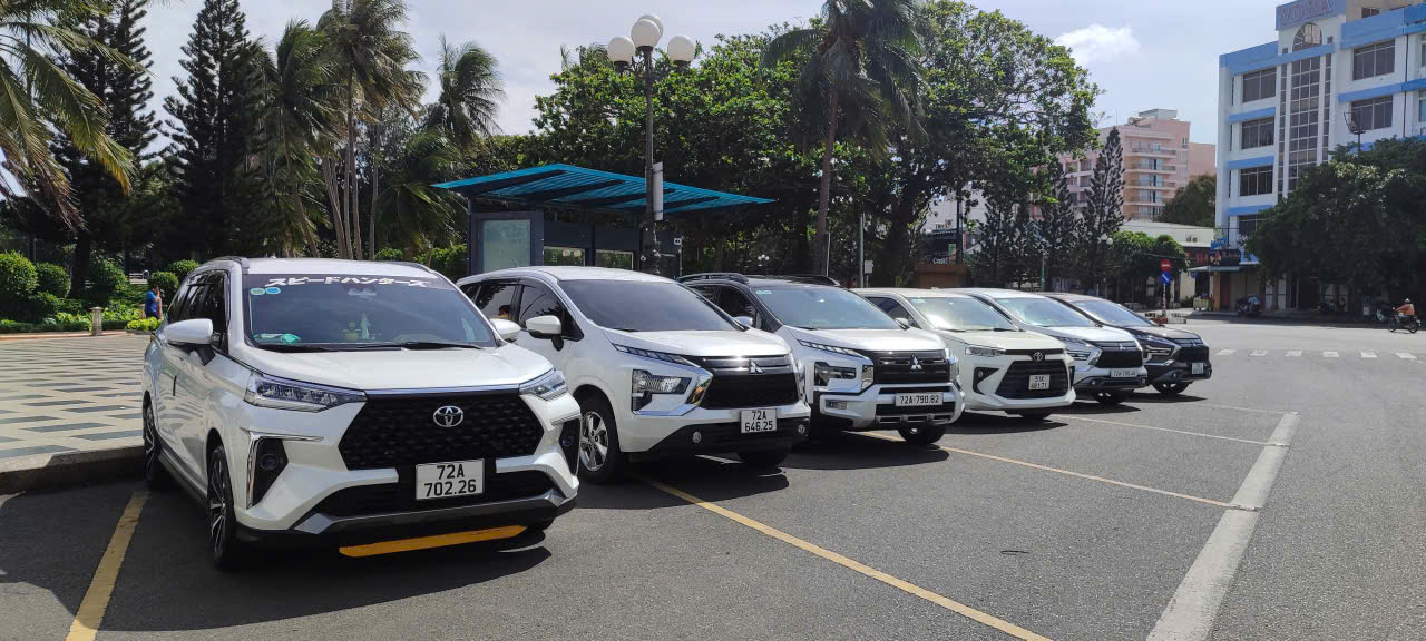Nội thất xe 7 chỗ sạch sẽ, ghế da êm ái
