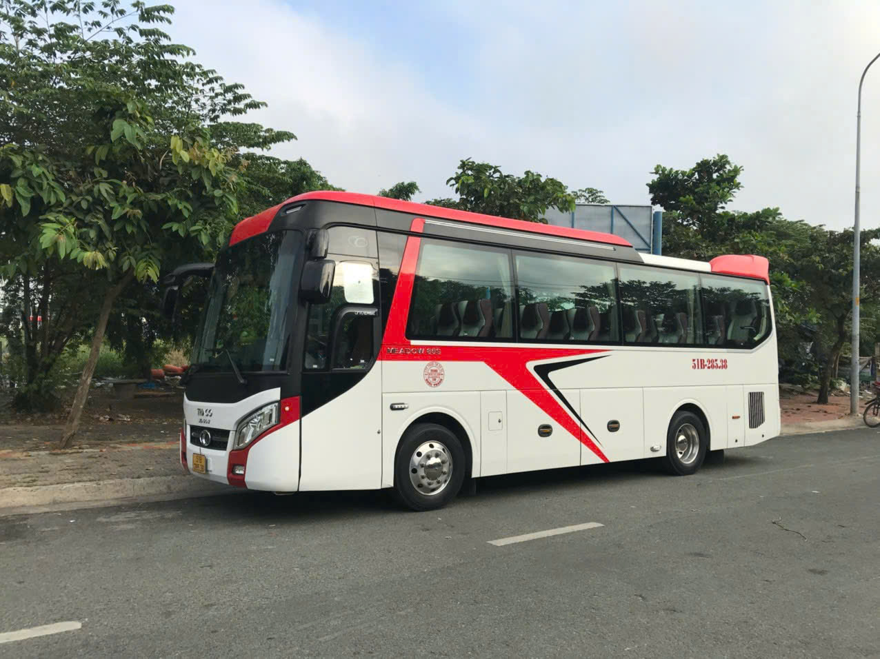 Tài xế chuyên nghiệp mở cửa xe đón khách